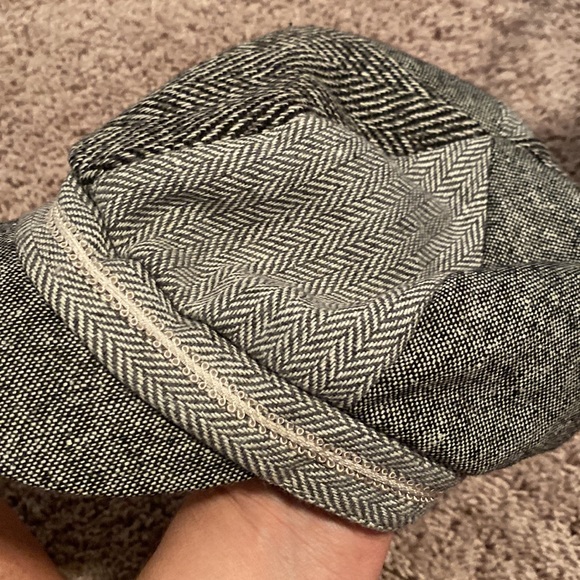 Black and white hat 1 size never worn - Picture 2 of 5